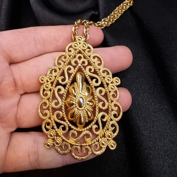 Vintage 1960s-1970s TRIFARI Signed Ornate Gold-Tone Filigree Necklace - Picture 4 of 5